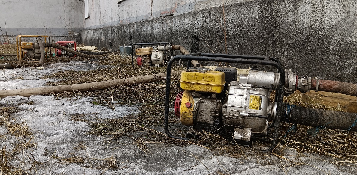 Откачка мотопомпами талой воды из подвала дома в Нижегородской области